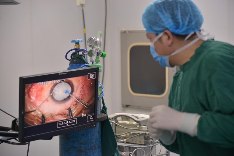 cat dureaza operatia de dezlipire de retina